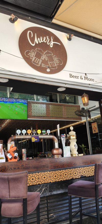CHEERS BAR