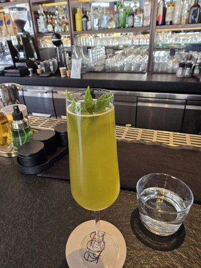 Tria Poulakia Bar