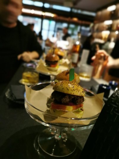 Tria Poulakia Bar