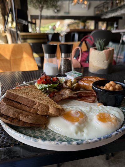 Piedra All Day Cafe Lounge Bar.