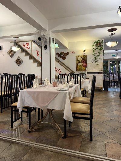 Les Amis Restaurant