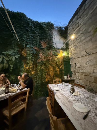 Kafeneio Mageireio Giagkini, Cypriot Tavern
